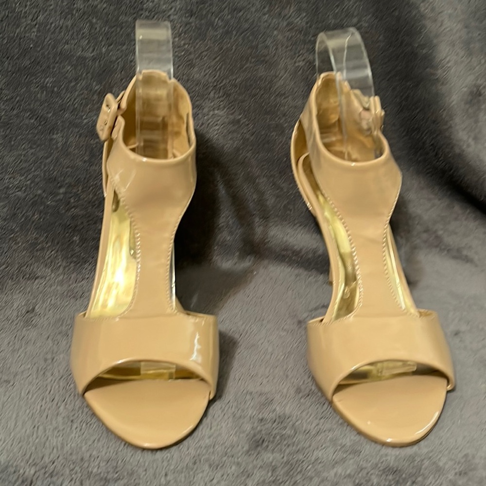 Nine West, size 9, Tan / Taupe T-Strap Pumps.